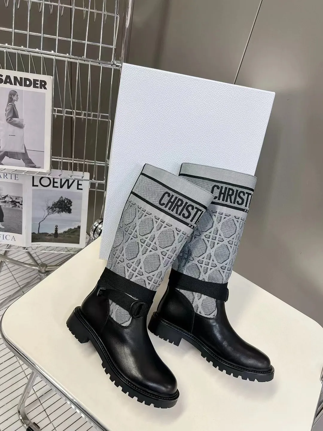 👟👟Ex-factory price 560👟👟 Dior color-blocking new boots for autumn and winter, the latest electric embroidery color-blocking letter logo for autumn and winter, round-toe high-top knight boots for women, Material: first-layer cowhide stitched with electric embroidery fabric, sheepskin lining for feet, original molded TPU outsole Size: 35-40 yards